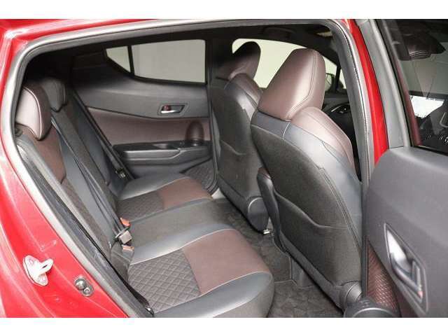 ゆったりとくつろげる、快適なリヤシート。