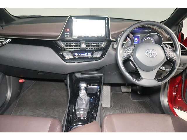 視認性の良いインパネ周り。スイッチなどの操作もしやすい配置になっております。