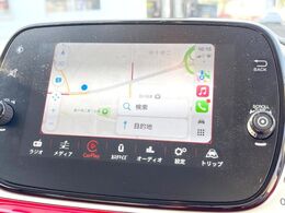 ●Apple　Car　Play：スマホとの有線接続で、ナビ・オーディオ再生などスマホのアプリ機能が画面でも使える便利機能です！