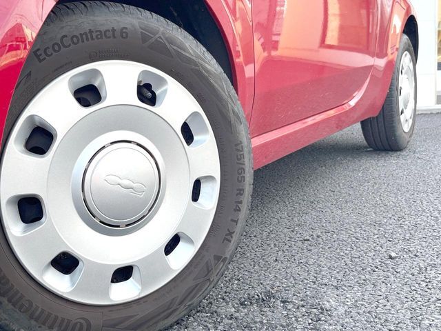 ●純正14インチホイール：輸入車ならではの卓越した走りを支えるホイールと足回りです！日本車の走りに慣れている方にもぜひ体感して頂きたいほど、高いレベルでまとまっています！