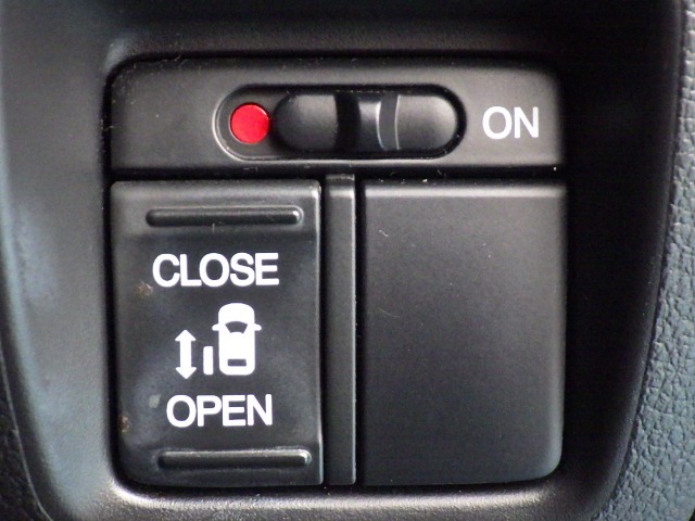 ★片側パワースライドドア★ 開ける・閉めるが電動でらくらくのパワースライドドアです（*＾-＾*）リモコンや運転席のスイッチなどでカンタンに自動開閉します♪
