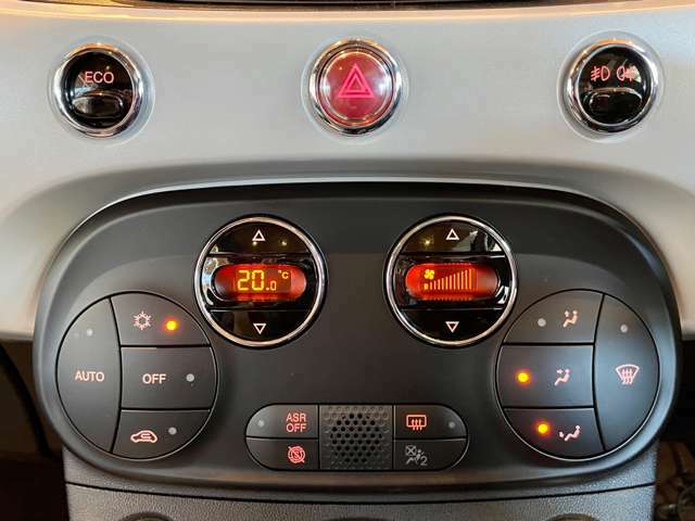 AUTOエアコン：左右別で温度調節が可能です。自分の好きな温度でドライブをお楽しみください♪