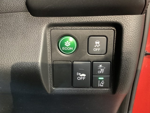 ハンドルの右側にはHondaセンシング用の、レーンキープアシストシステムのメインスイッチとVSA（ABS＋TCS＋横滑り抑制）の解除スイッチなどがついています。燃費に役立つECONボタンもここです。