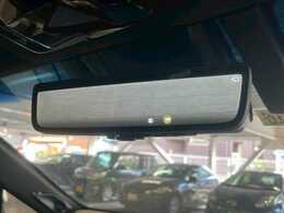 【インテリジェントルームミラー】搭載、乗員、ヘッドレスト、積載物などでさえぎられがちなルームミラーの後方視界をクリアに保ちます。