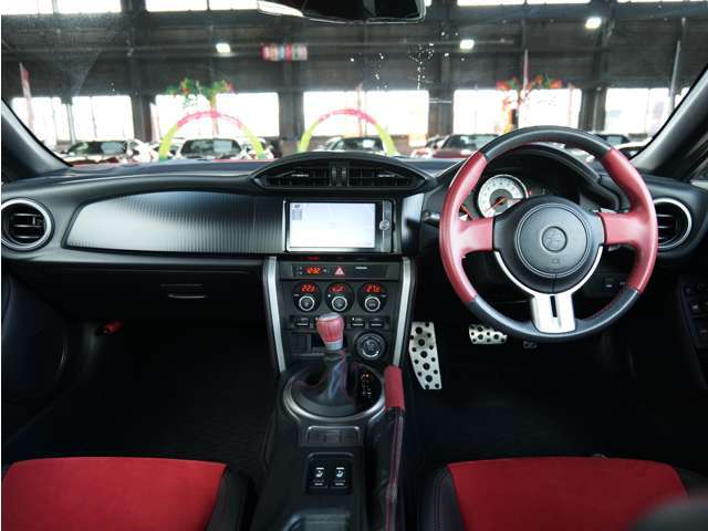 純正ナビ/フルセグ/CD/DVD/Bluetooth　ETC　パドルシフト　ハーフレザーシート　シートヒーター　スマートキー　プッシュスタート　HIDヘッドライト　フォグライト　リアフォグ　純正17AW　リアスポイラー　VSC