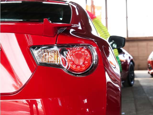 純正ナビ/フルセグ/CD/DVD/Bluetooth　ETC　パドルシフト　ハーフレザーシート　シートヒーター　スマートキー　プッシュスタート　HIDヘッドライト　フォグライト　リアフォグ　純正17AW　リアスポイラー　VSC