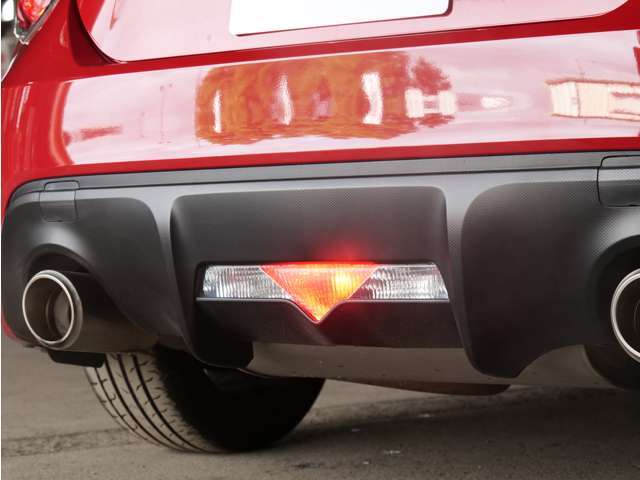 純正ナビ/フルセグ/CD/DVD/Bluetooth　ETC　パドルシフト　ハーフレザーシート　シートヒーター　スマートキー　プッシュスタート　HIDヘッドライト　フォグライト　リアフォグ　純正17AW　リアスポイラー　VSC