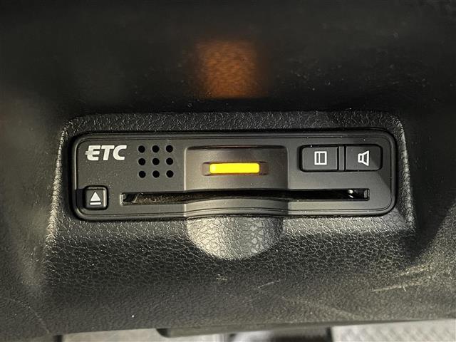 【ETC】有料道路を利用する際に料金所で停止することなく通過できる、ETC車載器（ノンストップ自動料金収受システム機器）が装備されています。セットアップを行うことで利用可能になります。