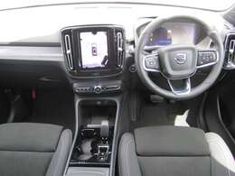 車内は、美しい仕上がりのインテリアが清々しくも落ち着いた雰囲気を醸し出し、独特の居心地のよさを感じさせる、まさにスカンジナビアン・デザインの傑作と呼ぶにふさわしい空間となっています。