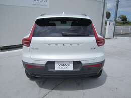 後方左右の視界が遮られて見通しが悪い駐車スペースから後進して出る際、リアバンパー左右に内蔵されたミリ波レーダーが、接近する車両や歩行者を検知します。