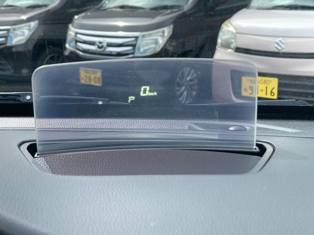 ヘッドアップディスプレイは必要な情報を運転視界で確認できます。お好みで格納・展開が可能です。