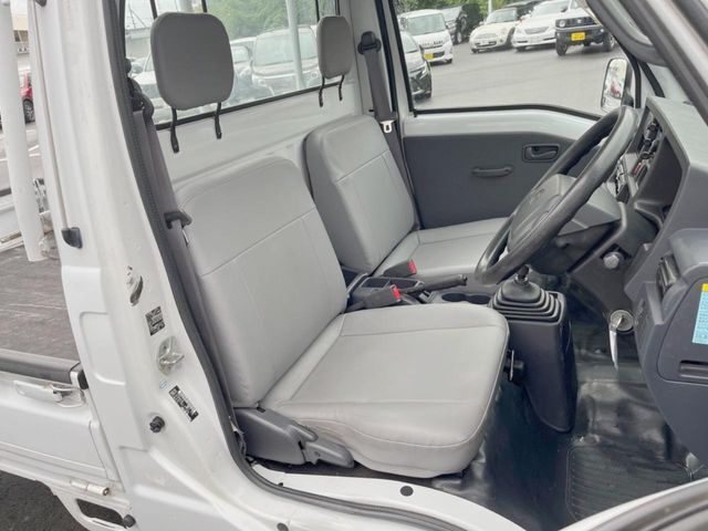 運転席シート廻りは使用感も少なく、良好な状態となっています。前オーナー様が丁寧に使っていたことがよくわかりますね。