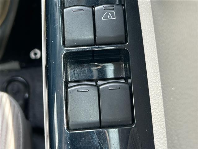 気になる車はすぐにお問い合わせください！画面右側の0066から始まる無料ダイヤルからお問い合わせ下さい！専門スタッフがお車のご質問にお答えいたします！