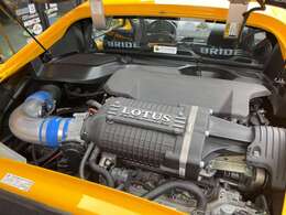 トヨタ製3.5L V6エンジン＜2GR＞にスーパーチャージャーを武装。耐久性信頼性は流石のトヨタ製ですがDPMとレスポンス遅れのないスーパーチャージャーとの組み合わせで全域スポーティな味付けです。