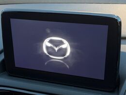 【マツダコネクト】車内の雰囲気にマッチした一体型タイプのディスプレイ。各種車輌設定やBluetooth再生等、様々な機能が楽しめます。専用SDカードのご購入で、ナビ機能も使用出来ます。