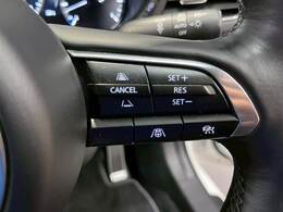 【レーダークルーズコントロール】追従型クルーズコントロールは、レーダーやビデオカメラが前方の車の状況を検知し、状況に合わせます