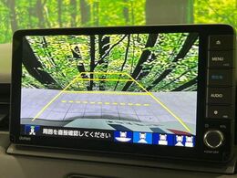 【バックカメラ】駐車時に後方がリアルタイム映像で確認できます。大型商業施設や立体駐車場での駐車時や、夜間のバック時に大活躍！運転スキルに関わらず、今や必須となった装備のひとつです！