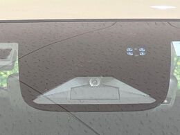 【ホンダセンシング】走行中に前方の車両等を認識し、衝突しそうな時は警報とブレーキで衝突回避と被害軽減をアシスト。より安全にドライブをお楽しみいただけます。