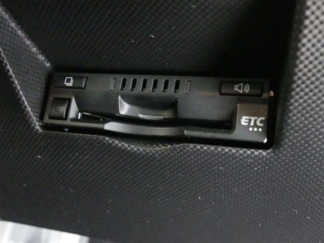 ETC車載機です。高速・有料道路の料金をキャッシュレスでスムーズに通過できます。