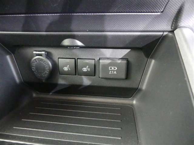 運転席と助手席には寒い時にうれしいシートヒーターが装備されてます。