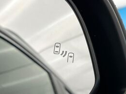 【ブラインドスポットモニター】走行中、ドアミラーの死角になりやすい箇所に後続車が接近するとサイドミラーのレンズに警告を表示！ドライバーに注意喚起をしてくれます。