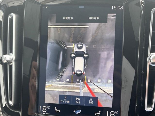 【360°ビューカメラ】4台の高解像度カメラで360度の鳥瞰図を表示。隣の車や壁、死角にある障害物などを画面で確認できるため、狭いスペースでの駐車・出入りも安心です。