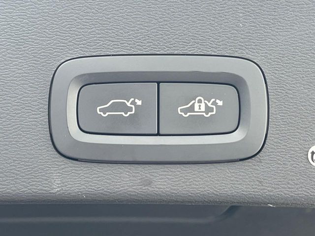 【パワーバックドア】スマートキーや運転席のボタンを押すだけでリアゲートが自動で開閉します！荷物を持っている時や、高い位置にあるバックドアを閉める際に便利な機能です。