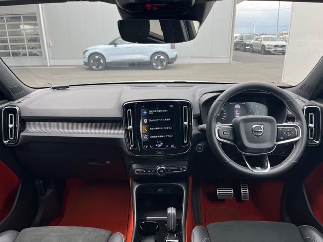 XC40Rデザインが入庫しました！このグレード限定のオレンジカーペットのオプション装備付き！開放的なサンルーフも装備しております♪コンパクトながら運転しやすいサイズ感が魅力的♪ご覧にお越しください♪