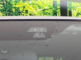 【スマートシティブレーキサポート】低速走行中に前方の車両等を認識し、衝突しそうな時は警報とブレーキで衝突回避と被害軽減をアシスト。より安全にドライブをお楽しみいただけます。