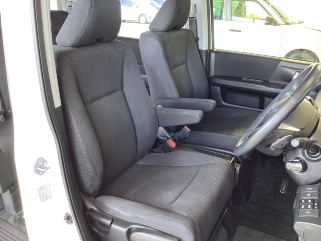 女性でも運転がしやすいように、シートの高さ調整機能（シートリフター）がついています。広い足元にゆったり座れるシートには肘掛も装備しており長距離の運転でも疲れにくいシートです。