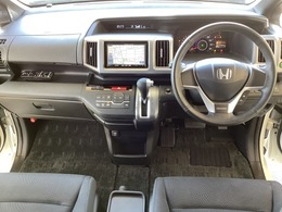 車内は光触媒抗菌消臭施工済です。インパネ周りはスタイリッシュなデザインです。グローブボックスやカップホルダーのほかにトレーなどたくさんの収納スペースが付いています。