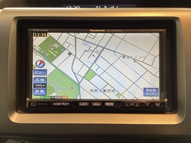 ワイド画面のナビゲーションはフルセグTV対応のHDDナビ（社外品）を搭載しています。Bluetoothオーディオ機能がありますので、スマートフォンなどの音楽も再生できます。