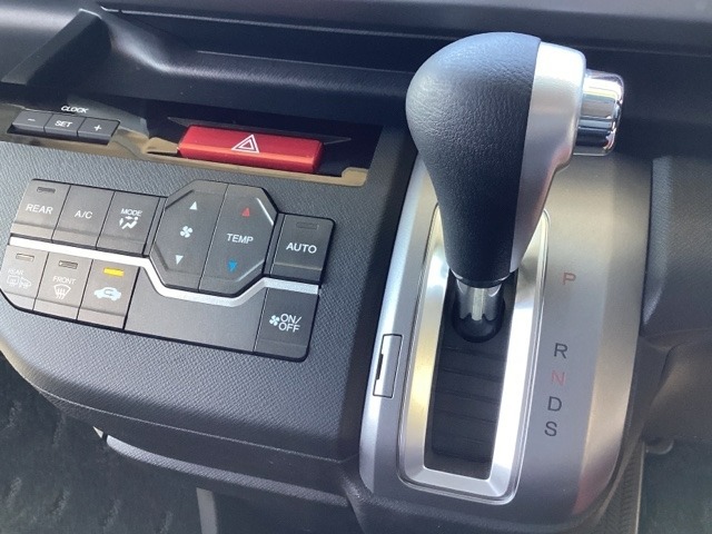CVT車のセレクトレバーです。低速から高速まで、変速ショックのないスムーズな走りを実現するとともに、エンジン効率のよい領域を維持することで燃費にも貢献します。