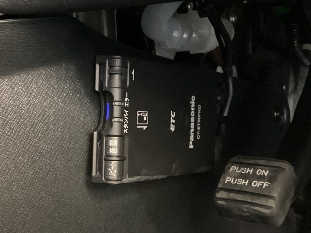 運転席側足元左側にETC（社外品）がついています。高速道路の料金所の通過も楽々です！。　カードの取り出しもしやすい場所についています。