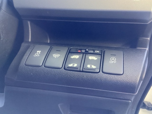 両側電動スライドドアは運転席から操作ができるよう、操作スイッチが付いています。VSA（ABS＋TCS＋横滑り抑制）解除スイッチなども装備しています。