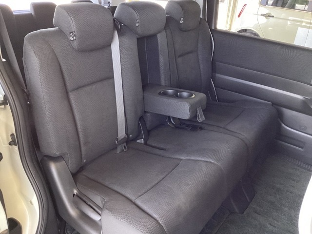 2列目シートは背もたれの角度調節ができるベンチシートになっております。長距離運転になってもゆったりとできるように、カップホルダー付きアームレストがついてます。