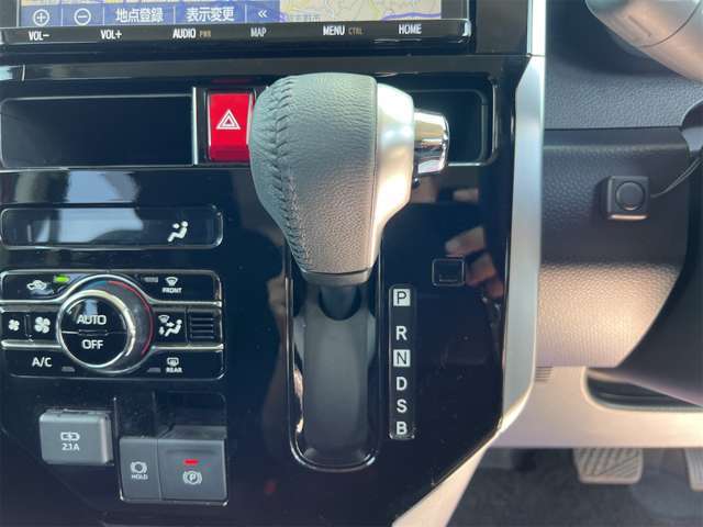 シフトがインパネ中央にあるので、運転席もスッキリしているし、使いやすくなっています。