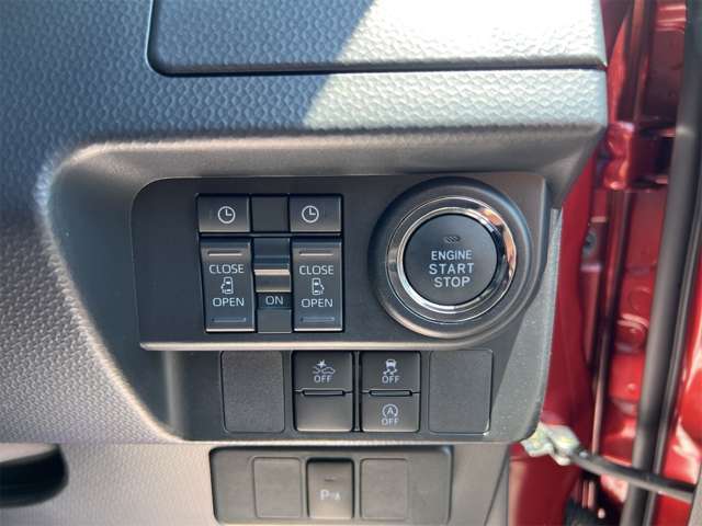 軽自動車とは思えない多彩な機能！！スライドドアスイッチの上にある時計マークのウェルカムパワースライドドアとは、予約操作をしておくと、キーを持って車に近づくだけで自動でスライドドアがオープンする機能です