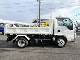 狭い工事現場や交通量が多い道路などでもスムーズに荷物を下ろすことができる3転ダンプ！使い勝手の良さがPOINTです♪