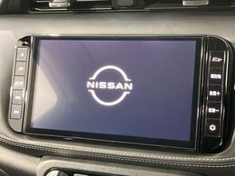 【純正ナビ】人気の純正ナビを装備しております。ナビの使いやすさはもちろん、オーディオ機能も充実！キャンプや旅行はもちろん、通勤や買い物など普段のドライブも楽しくなるはず♪