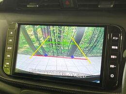 【バックカメラ】駐車時に後方がリアルタイム映像で確認できます。大型商業施設や立体駐車場での駐車時や、夜間のバック時に大活躍！運転スキルに関わらず、今や必須となった装備のひとつです！