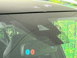 【エマージェンシーブレーキ】走行中に前方の車両等を認識し、衝突しそうな時は警報とブレーキで衝突回避と被害軽減をアシスト。より安全にドライブをお楽しみいただけます。