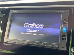 【純正ナビ】人気の純正ナビを装備しております。ナビの使いやすさはもちろん、オーディオ機能も充実！キャンプや旅行はもちろん、通勤や買い物など普段のドライブも楽しくなるはず♪