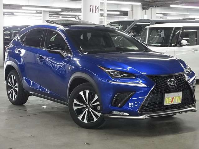 雨が降ってもゆったりと車選びができる全天候型立体展示場！エスカレーター完備！