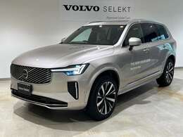 ボルボの伝統に基づいたデザイン。フラッグシップの90専用のデザインで落ち着き・上品さを維持しながらも存在感たっぷりのフロントビューです。