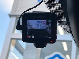 【ドライブレコーダー】安心・安全なカーライフに必須のドライブレコーダーを装備！走行中はもちろん、あおり運転や事故に遭遇した際の状況も映像で記録し、万一のリスクに備えます。