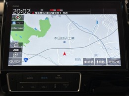 ダッシュボードに自然に溶け込むようにデザインされた純正メモリーナビゲーション。