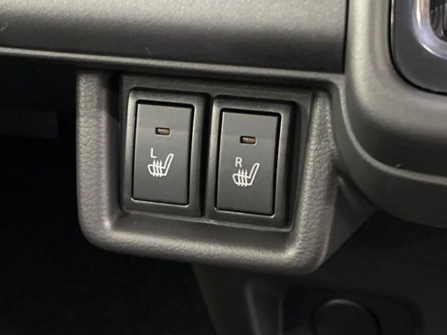 【シートヒーター】寒い日に重宝するシートヒーター！エアコンより早く温まってくれるので寒がりの人も安心ですね♪エアコンの温風は乾燥するから苦手、という方にもをおすすめです。