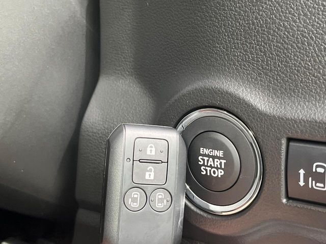 【キーレススタートシステム】カバンやポケットに入れたままでもドアの施錠・解錠が可能なスマートキーを装備。エンジンのオン・オフ時もカギを取り出す必要が無いからとっても便利です♪