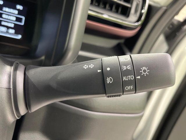 【オートライト】周りの明るさに応じて自動でヘッドライトの点灯・消灯ができる機能です！ライトの付け忘れ・消し忘れなどが無くなり、雨の日や夕方の走行も安心！トンネル通過時も便利ですね♪